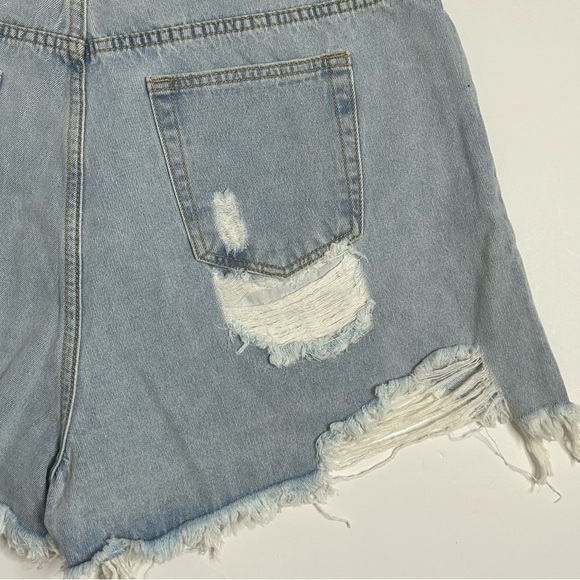 NWT Missguided High Rise Distressed Light Wash Denim Shorts - Picture 9 of 16